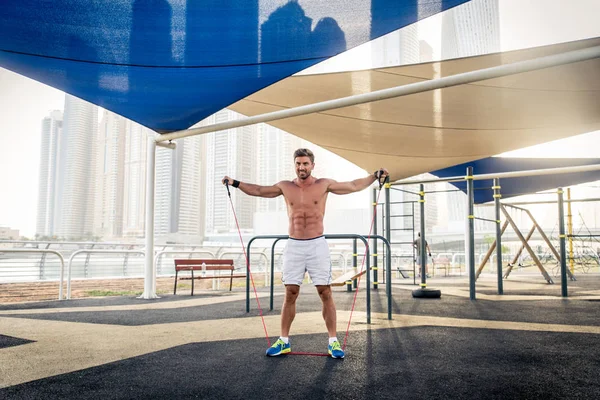 Jovem Atlético Homem Formação Livre Jovem Adulto Fazendo Treino Fitness — Fotografia de Stock