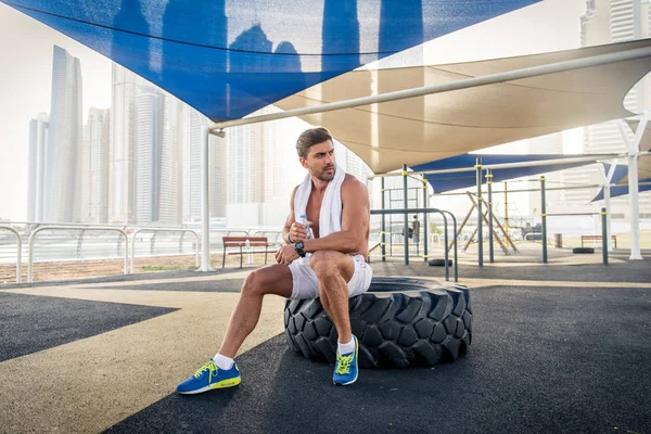 Barnman Atletisk Träning Utomhus Ung Vuxen Gör Fitness Träning — Stockfoto