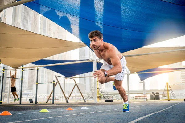 Entrenamiento Hombre Atlético Joven Aire Libre Adulto Joven Haciendo Entrenamiento — Foto de Stock