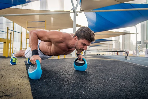 Jeune Homme Athlétique Entraînant Extérieur Jeune Adulte Faisant Entraînement Fitness — Photo