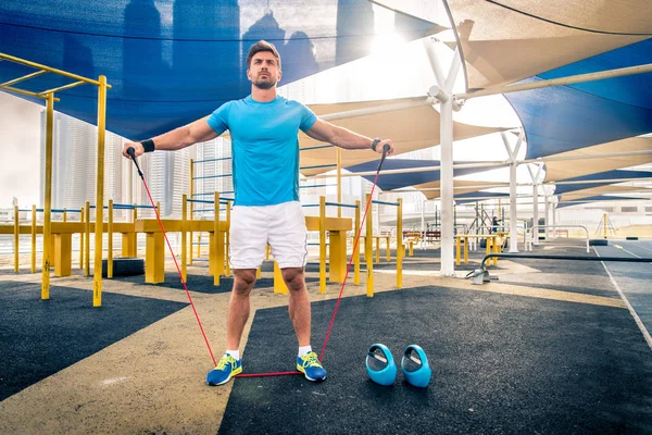 Jeune Homme Athlétique Entraînant Extérieur Jeune Adulte Faisant Entraînement Fitness — Photo