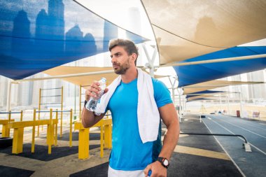 Genç atletik eğitim açık havada - Genç Yetişkin bir fitness egzersiz yapıyor adam