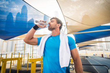 Genç atletik eğitim açık havada - Genç Yetişkin bir fitness egzersiz yapıyor adam