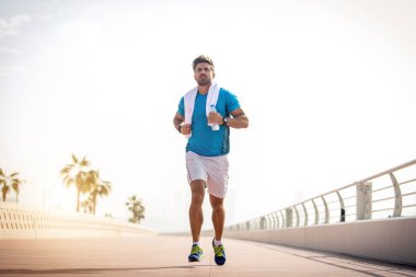 Açık havada spor yapan atletik erkek