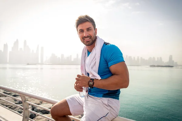 Jovem Atlético Homem Formação Livre Jovem Adulto Fazendo Treino Fitness — Fotografia de Stock