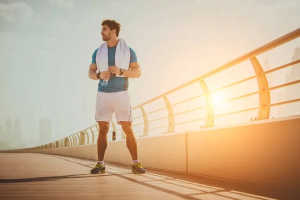 Atletisk Man Gör Idrott Utomhus — Stockfoto