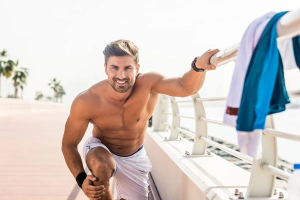 Hombre Atlético Haciendo Deporte Aire Libre —  Fotos de Stock