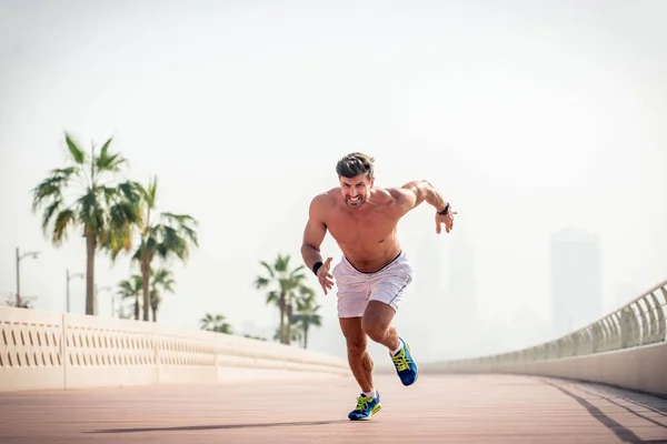 Atletisk Man Gör Idrott Utomhus — Stockfoto