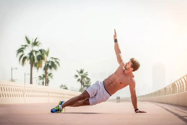 Hombre Atlético Haciendo Deporte Aire Libre —  Fotos de Stock