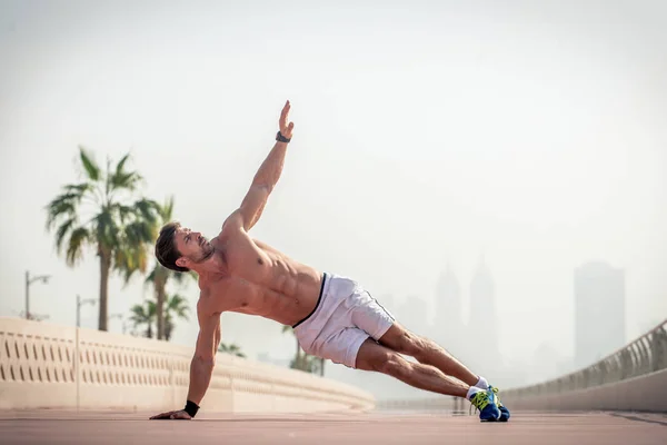 Hombre Atlético Haciendo Deporte Aire Libre — Foto de Stock