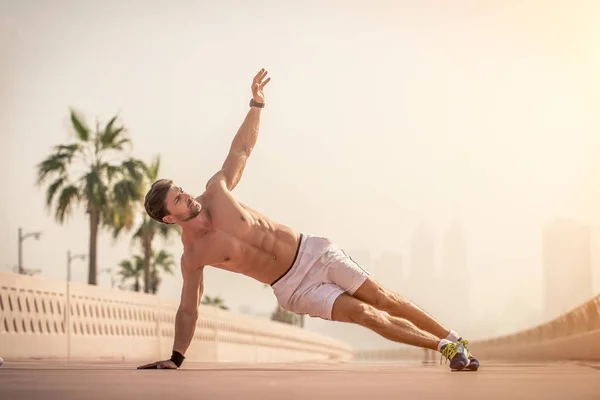 Hombre Atlético Haciendo Deporte Aire Libre — Foto de Stock