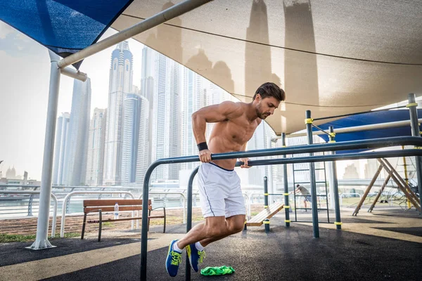 Barnman Atletisk Träning Utomhus Ung Vuxen Gör Fitness Träning — Stockfoto