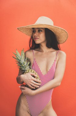 Bikini ile güzel Asyalı Genç kadın. Portre renkli arka plan üzerinde