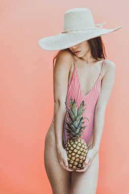 Bikini ile güzel Asyalı Genç kadın. Portre renkli arka plan üzerinde