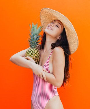 Bikini ile güzel Asyalı Genç kadın. Portre renkli arka plan üzerinde
