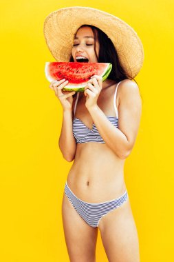 Bikini ile güzel Asyalı Genç kadın. Portre renkli arka plan üzerinde