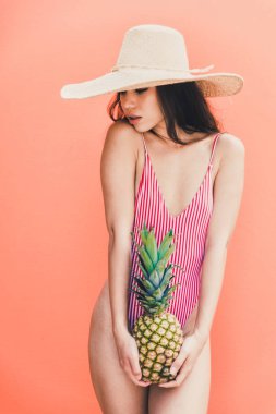 Bikini ile güzel Asyalı Genç kadın. Portre renkli arka plan üzerinde