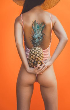 Bikini ile güzel Asyalı Genç kadın. Portre renkli arka plan üzerinde