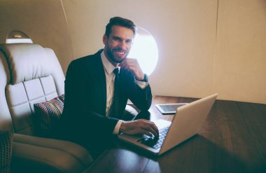 Onun özel jet üzerinde uçan iş adamı
