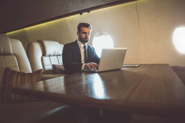 Onun özel jet üzerinde uçan iş adamı