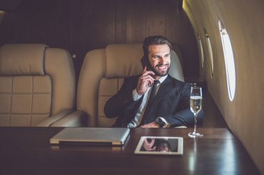 Onun özel jet üzerinde uçan iş adamı