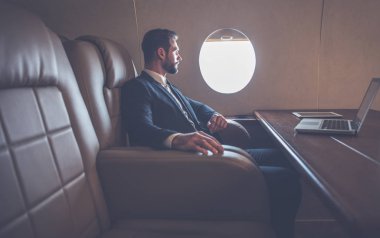 Onun özel jet üzerinde uçan iş adamı