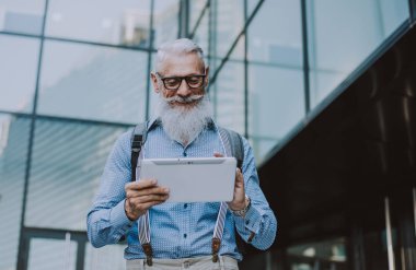 Şık sakal portreleri ile üst düzey hipster