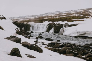 Yolculuk tutkusu explorer İzlanda doğal güzellikleri keşfetmek