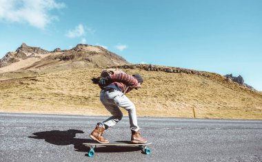 İzlanda onun longboard üzerinde seyahat patenci