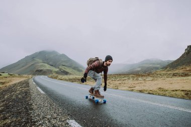 İzlanda onun longboard üzerinde seyahat patenci