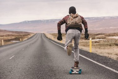 İzlanda onun longboard üzerinde seyahat patenci