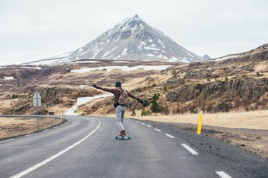İzlanda onun longboard üzerinde seyahat patenci