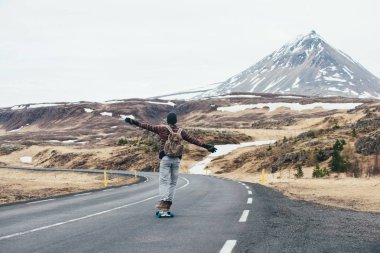 İzlanda onun longboard üzerinde seyahat patenci