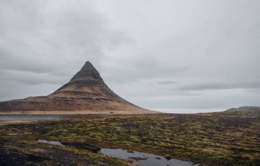Kirkjufell dağın ve onun şelaleler