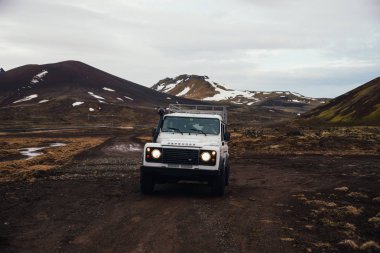 İzlanda, Kirkjufell, 16 Nisan 2018. Land Rover defender kirkjufell önünde park etmiş. 1980'li yıllarda geliştirilen dört tekerlekten çekiş off-road aracı futbolcu