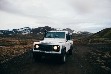 İzlanda, Kirkjufell, 16 Nisan 2018. Land Rover defender kirkjufell önünde park etmiş. 1980'li yıllarda geliştirilen dört tekerlekten çekiş off-road aracı futbolcu