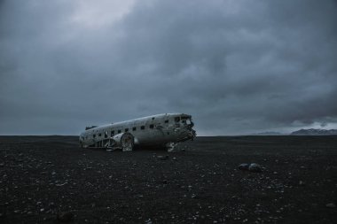 İzlanda, siyah kum Beach'te uçak enkazı ile