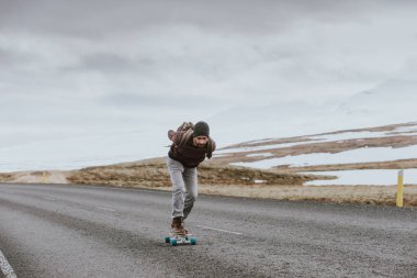 İzlanda onun longboard üzerinde seyahat patenci