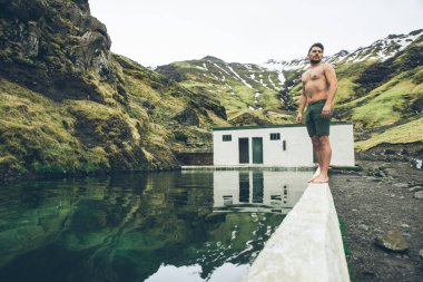 Yolculuk tutkusu explorer İzlanda doğal güzellikleri keşfetmek