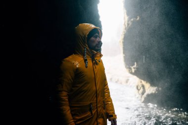 Yolculuk tutkusu explorer İzlanda doğal güzellikleri keşfetmek