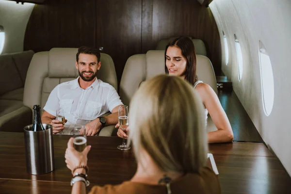 Grupp Med Vänner Går Semester Med Privat Jet — Stockfoto