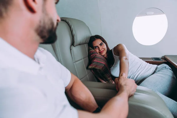 夫妇在度假 乘坐他们的私人飞机 — 图库照片