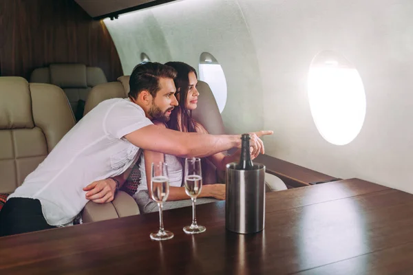 Pareja Vacaciones Volando Jet Privado — Foto de Stock