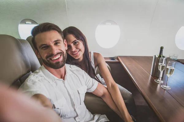 Couple Vacances Volant Sur Leur Jet Privé — Photo