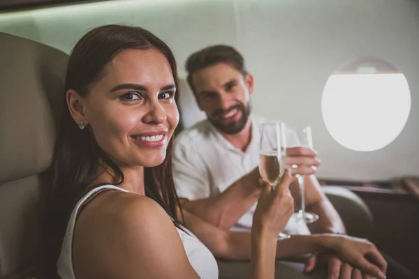 Pareja Vacaciones Volando Jet Privado — Foto de Stock