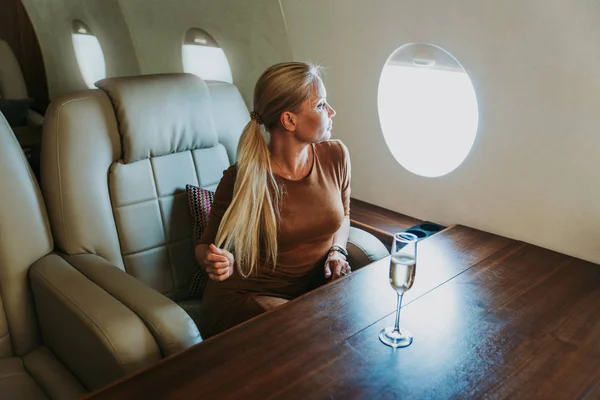 Belle Femme Voyageant Sur Son Jet — Photo