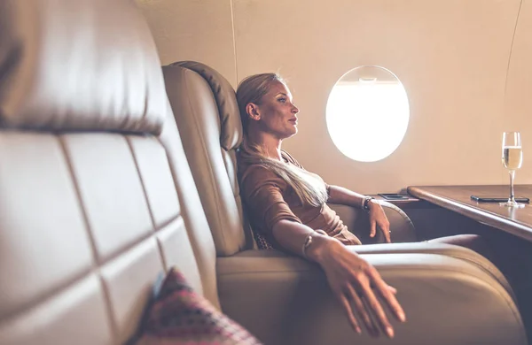 Beautiful Woman Traveling Her Jet — Stock Photo, Image