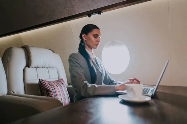 Business Woman Traveling Working Private Jet — Stock Photo, Image