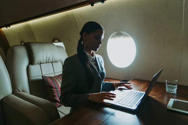 Affärskvinna Resor Och Arbetar Den Privata Jet — Stockfoto