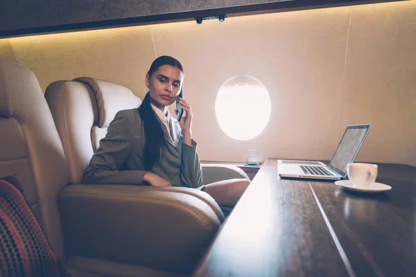Бизнес Женщина Путешествовать Работать Частном Самолете — стоковое фото